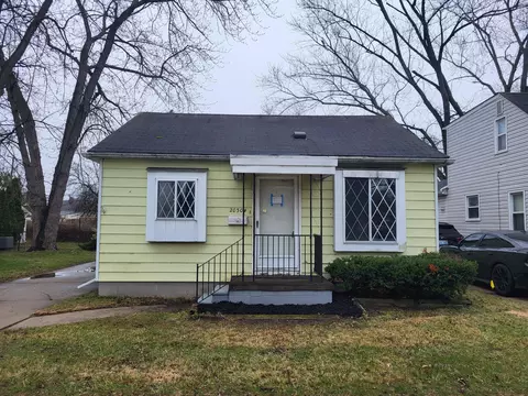 20304 Eight Mile Rd, Harper Woods, MI 48225