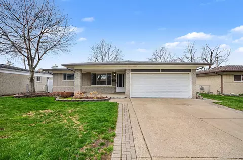 33057 Sherwood Forest Dr, Sterling Heights, MI 48310