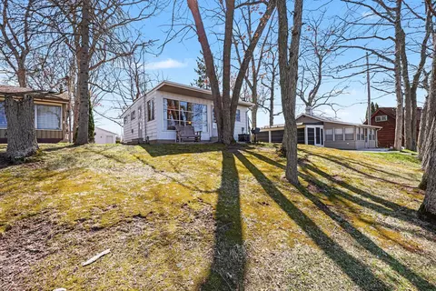 Exterior - 8941 Mott Dr, Jackson, MI 49201 photo 2 of 9