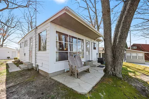 Exterior - 8941 Mott Dr, Jackson, MI 49201 photo 4 of 9