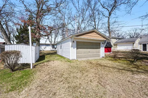 Exterior - 8941 Mott Dr, Jackson, MI 49201 photo 6 of 9