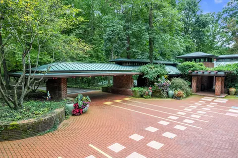 5140 Turtle Point Dr, Northfield, MI 48105