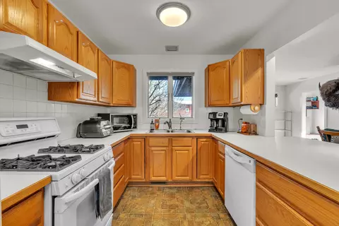 Kitchen - 5140 Turtle Point Dr, Northfield, MI 48105 photo 4 of 4