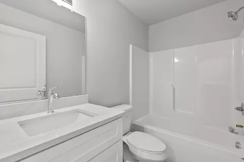 Bath - 31529 Augusta Drive Unit Dr #72, Romulus, MI 48174 photo 2 of 3