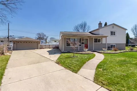 33112 Lynx Ct, Westland, MI 48185