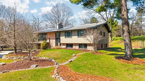 2776 Daleview Dr, Ann Arbor, MI 48105