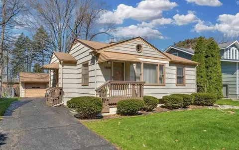 1608 Inverness St, Sylvan Lake, MI 48320