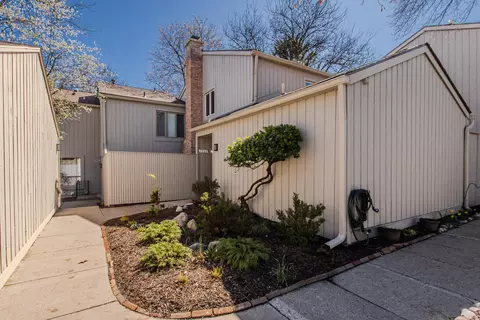 2204 Applewood Ct, Ann Arbor, MI 48103