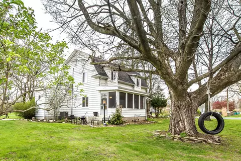 8415 Huron River Dr, Webster, MI 48130