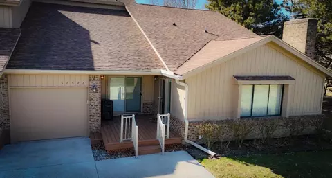37526 N Laurel Park Dr, Livonia, MI 48152