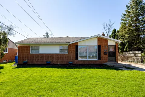 350 Hollywood Dr, Saline, MI 48176