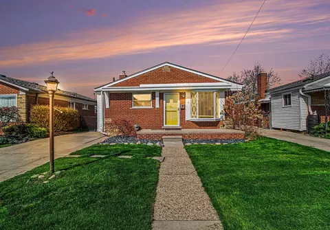 32015 Saint Margaret St, Saint Clair Shores, MI 48082