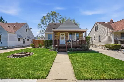 8292 Superior St, Center Line, MI 48015