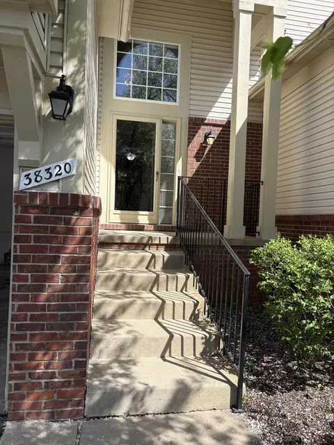 38320 Saratoga Cir, Farmington Hills, MI 48331
