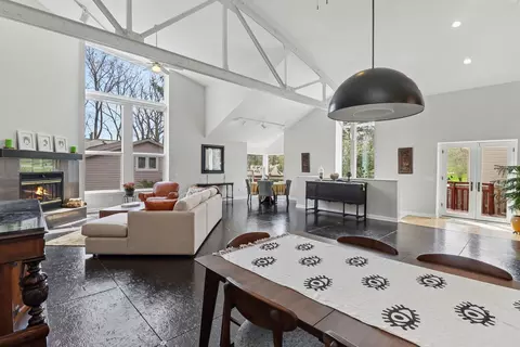 1906 Old Orchard Ct, Ann Arbor, MI 48103