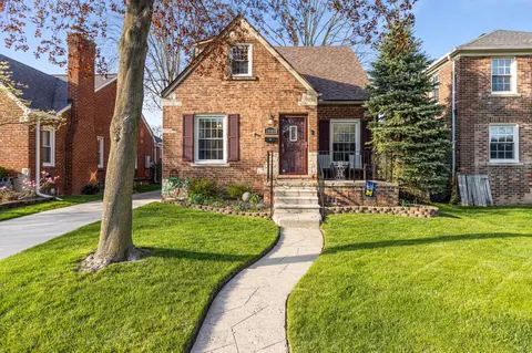 1840 Hampton Rd, Grosse Pointe Woods, MI 48236
