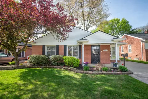 28465 N Clements Cir, Livonia, MI 48150