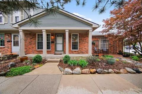 2950 W Whittier Ct, Ann Arbor, MI 48104