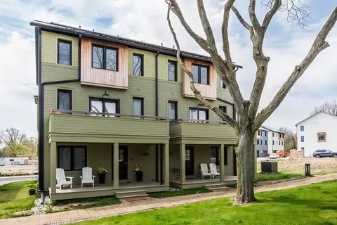 2292 Greenway Trl, Ann Arbor, MI 48104