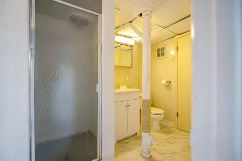 Bath - 1425 E Park Pl, Ann Arbor, MI 48104 photo 2 of 3