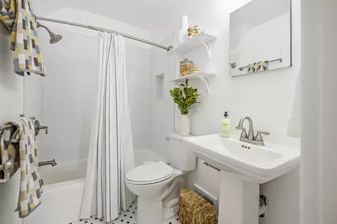 Bath - 1425 E Park Pl, Ann Arbor, MI 48104 photo 1 of 3