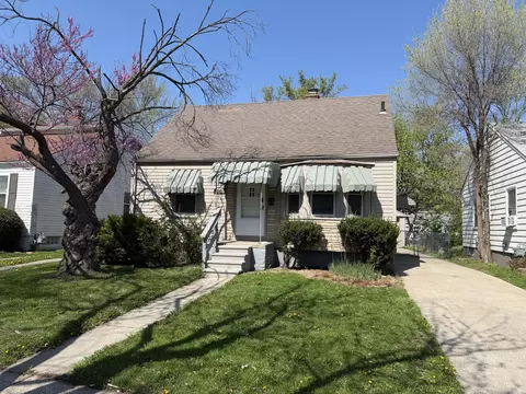 19421 Elkhart St, Harper Woods, MI 48225