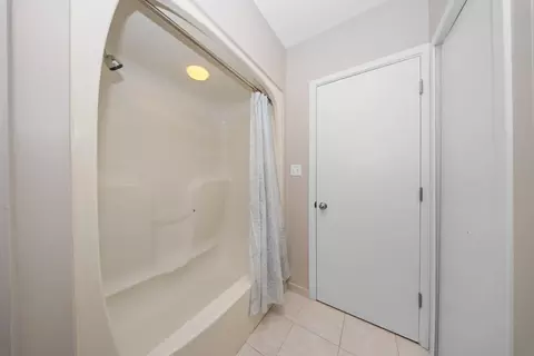 Bath - 963 Peaceful Ct, Brighton, MI 48114 photo 4 of 7