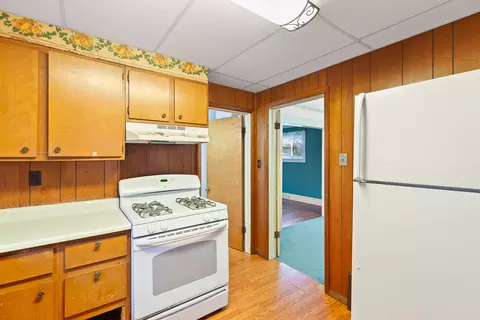Kitchen - 1002 S West Ave, Jackson, MI 49203 photo 4 of 5