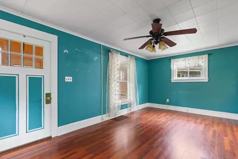 Living - 1002 S West Ave, Jackson, MI 49203 photo 2 of 4
