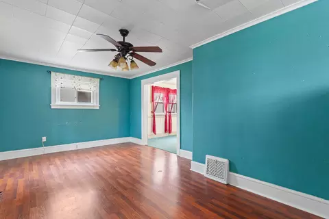 Living - 1002 S West Ave, Jackson, MI 49203 photo 3 of 4