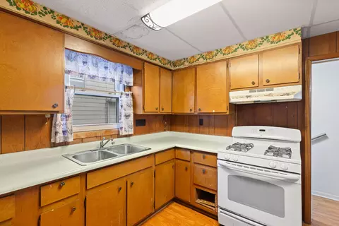 Kitchen - 1002 S West Ave, Jackson, MI 49203 photo 3 of 5