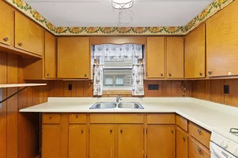 Kitchen - 1002 S West Ave, Jackson, MI 49203 photo 1 of 5
