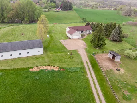 6520 Peckins Ln, Sharon, MI 48158
