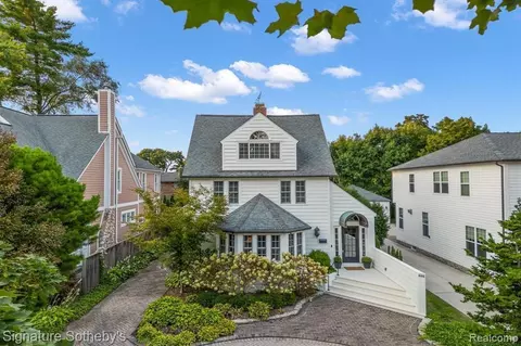656 Bloomfield Ct, Birmingham, MI 48009
