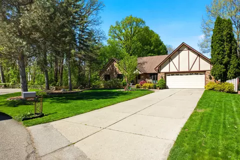 48797 Lansdowne Ct, Shelby Township, MI 48317