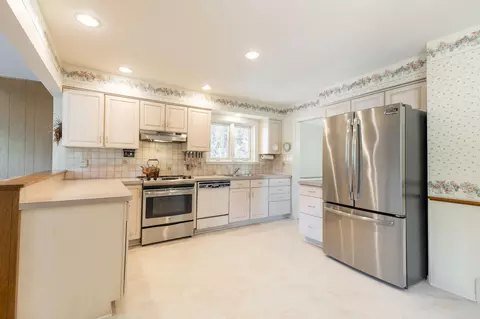 Kitchen - 8480 Hampton, Grosse Ile, MI 48138 photo 2 of 5