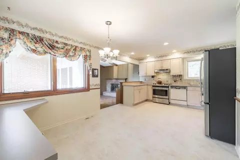 Kitchen - 8480 Hampton, Grosse Ile, MI 48138 photo 1 of 5