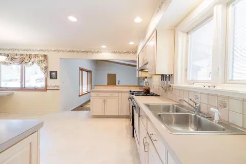 Kitchen - 8480 Hampton, Grosse Ile, MI 48138 photo 5 of 5