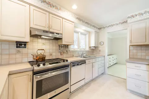 Kitchen - 8480 Hampton, Grosse Ile, MI 48138 photo 3 of 5