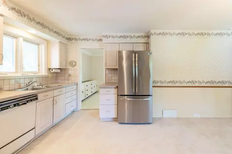 Kitchen - 8480 Hampton, Grosse Ile, MI 48138 photo 4 of 5