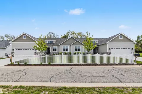 5725 Trail Side Ln, Hamburg, MI 48189