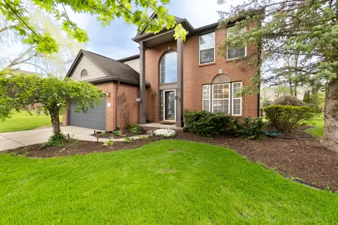 399 Quail Ridge Ct, Waterford, MI 48327