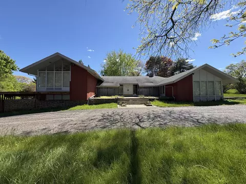 1322 Woodkrest Dr, Flint, MI 48532