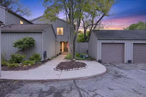 2202 Applewood Ct, Ann Arbor, MI 48103