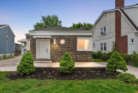 39 W Elza Ave, Hazel Park, MI 48030