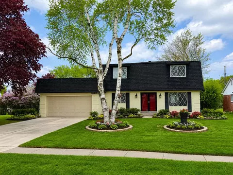 18175 Rainbow Dr, Lathrup Village, MI 48076