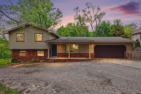 8770 Pettysville Rd, Pinckney, MI 48169