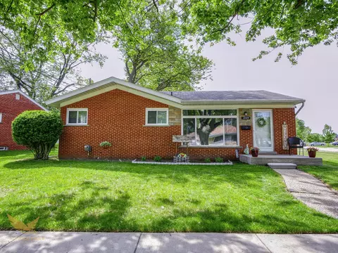 21114 Danbury St, Clinton Township, MI 48035