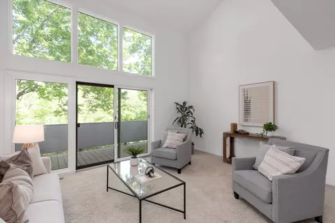 2112 Overlook Ct, Ann Arbor, MI 48103