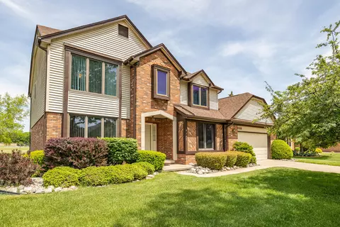2377 Duke Dr, Troy, MI 48085